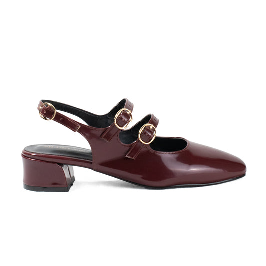 Zapatos bajos color vino modelo Carmina con acabado charol mate”